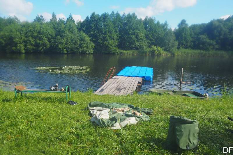 Баня Кузьмича в сложенном виде. Да, ночью мы в ней парились и прыгали с этого причала в воду