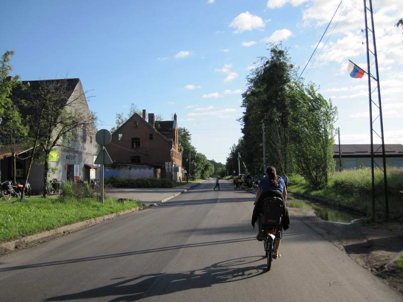 18:01. Подъезжаем к магазину в Залесье