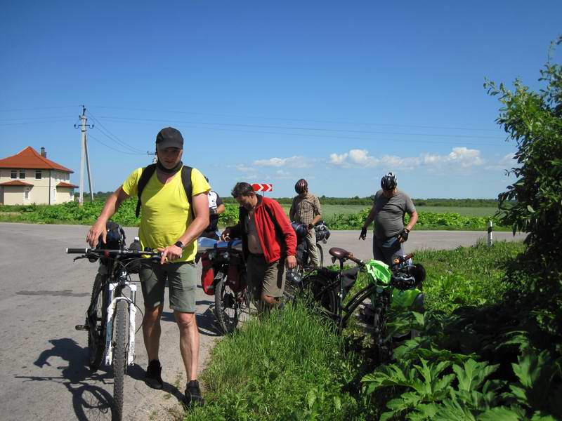 Лодочники спрятались в кустах. Они на Носовтехсервисе доехали до Низовья, а от туда на велосипедах до сюда