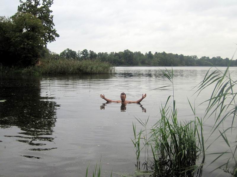 Сергей Мезенов купается в Правдинском водохранилище