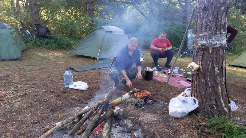 Решили пожарить шашлычек, завтракаем