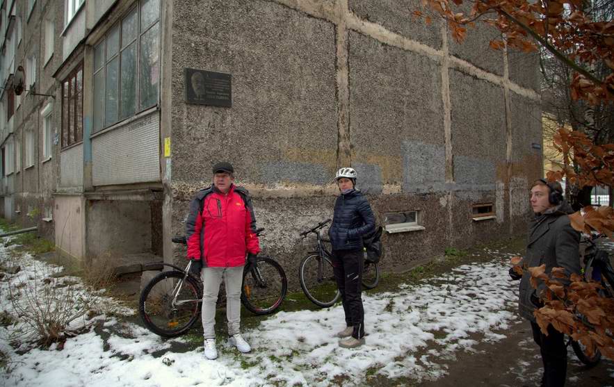 У памятной доски профессору Севастьянова