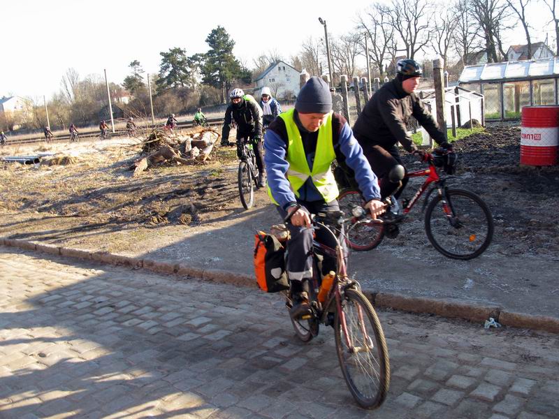 Начинаем движение по грунтовке вдоль жд путей.