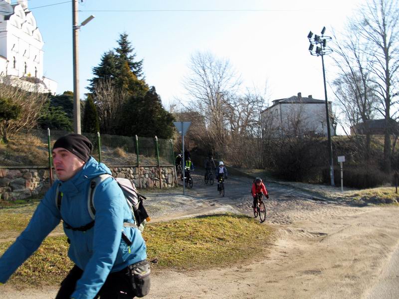 По крутому спуску из брусчатки выезжаем на центральную дорогу.