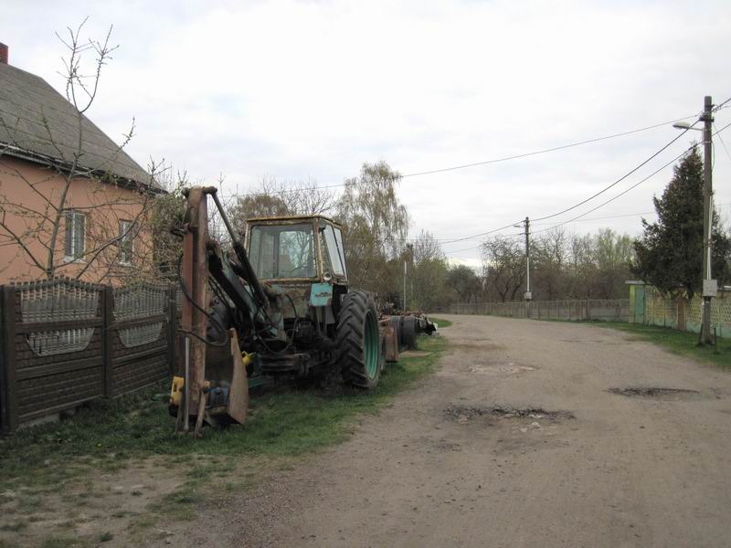 Въехали в Калининград. Трактор на ул. Кремлёвской.