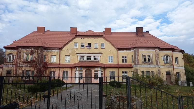 Приехали к замку Лаукен, ныне школа в п. Саранское