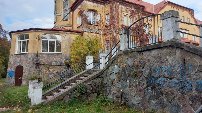 Спустились вниз