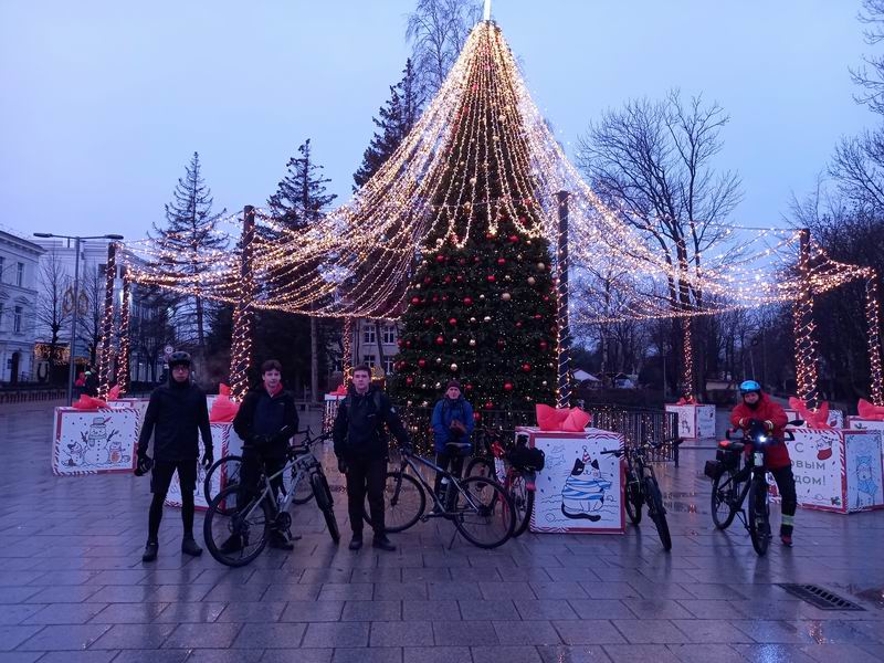 Стартовое фото у елки в Зелеке