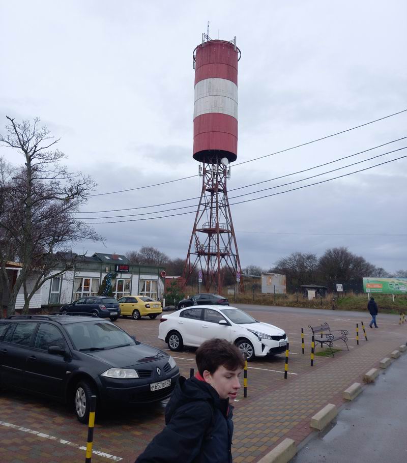 Олег на фоне маяка