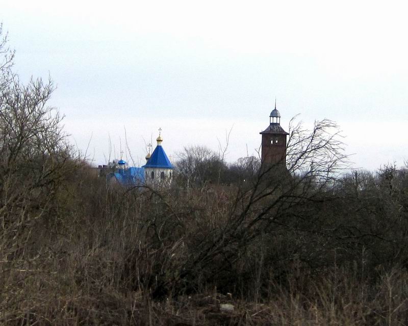 Новая и старая церкви в Знаменске