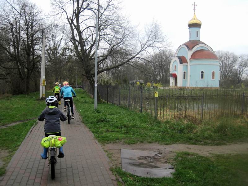 Проезжаем мимо церкви Ксении Петербуржской