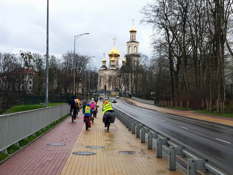 Снова подъезжаем к церкви Кирилла и Мефодия