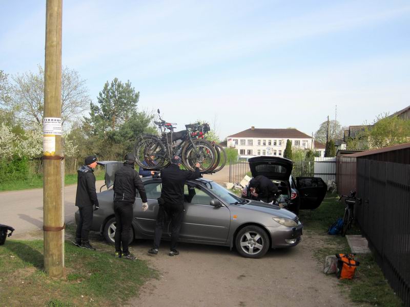 Приехали в Гастеллово. Разгружаем автомобили