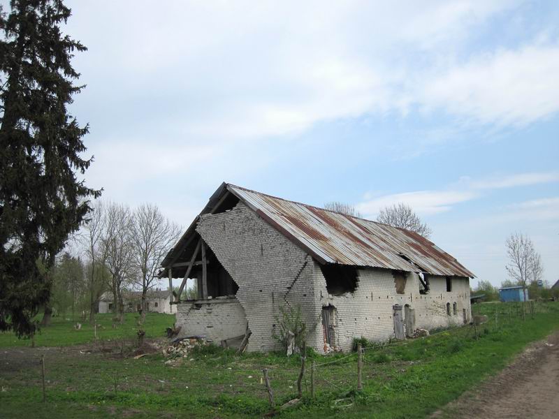 Разваливающийся сарай в Солонцах