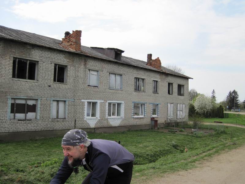 Пустующий многоквартирный дом в Солонцах. Но в середине на первом этаже всё же кто-то живёт