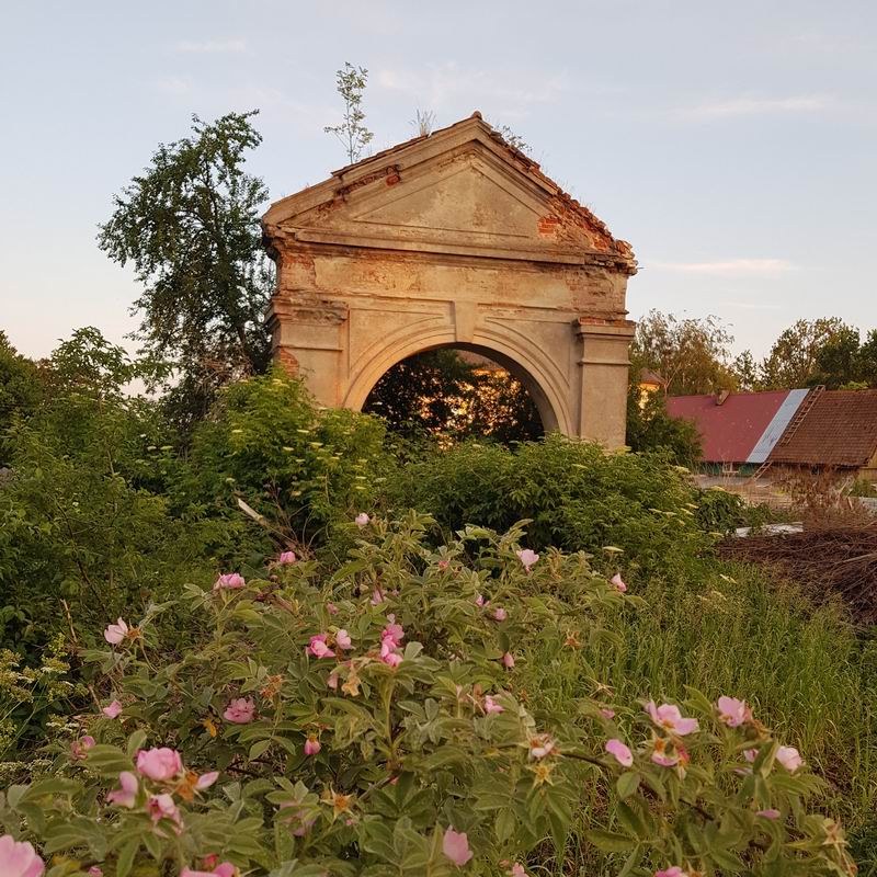 Арка рядом с кирхой