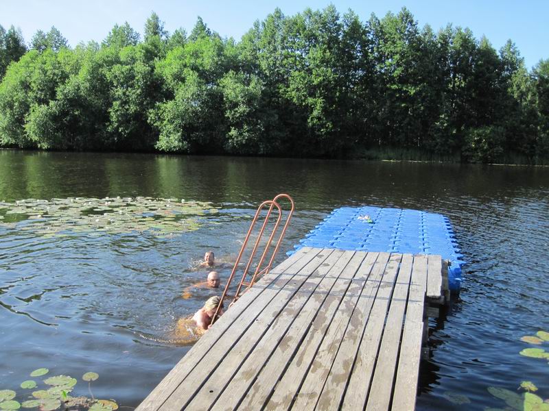 Ждём лодочников и купаемся