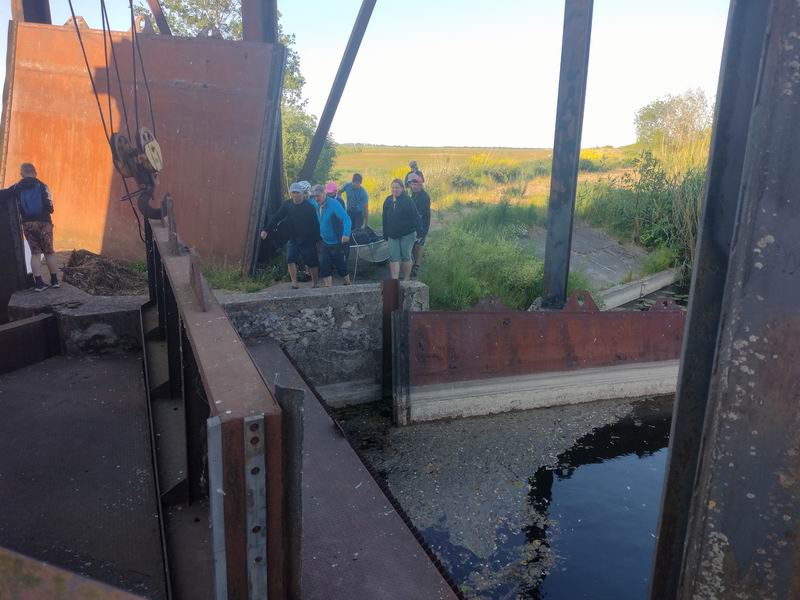 Перенос лодки через дамбу в Плодовом