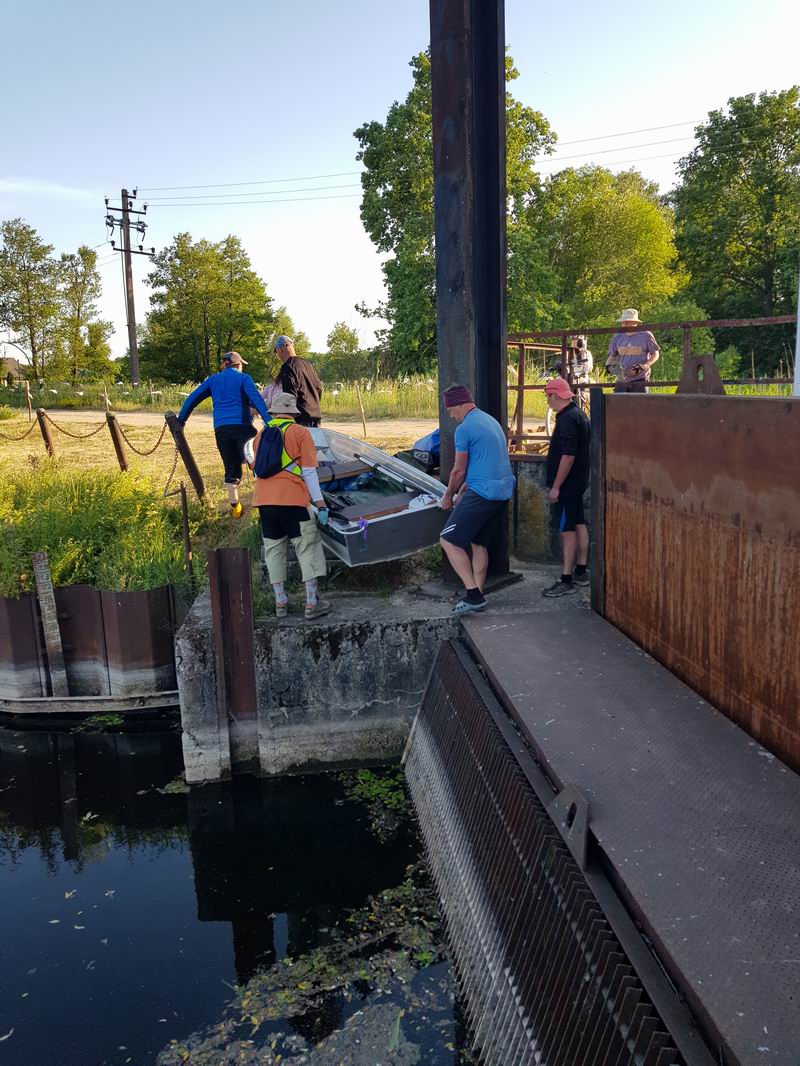 Перенос лодки через дамбу в Плодовом