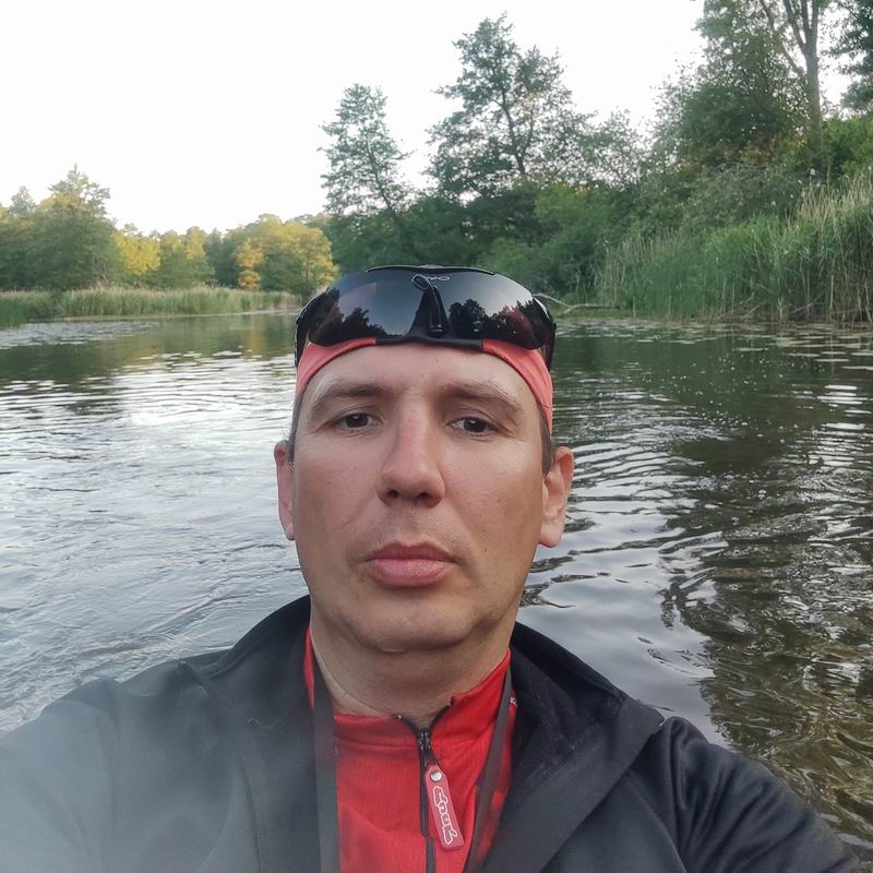 Всеволод Урсатьев идёт на лодке по водному маршруту