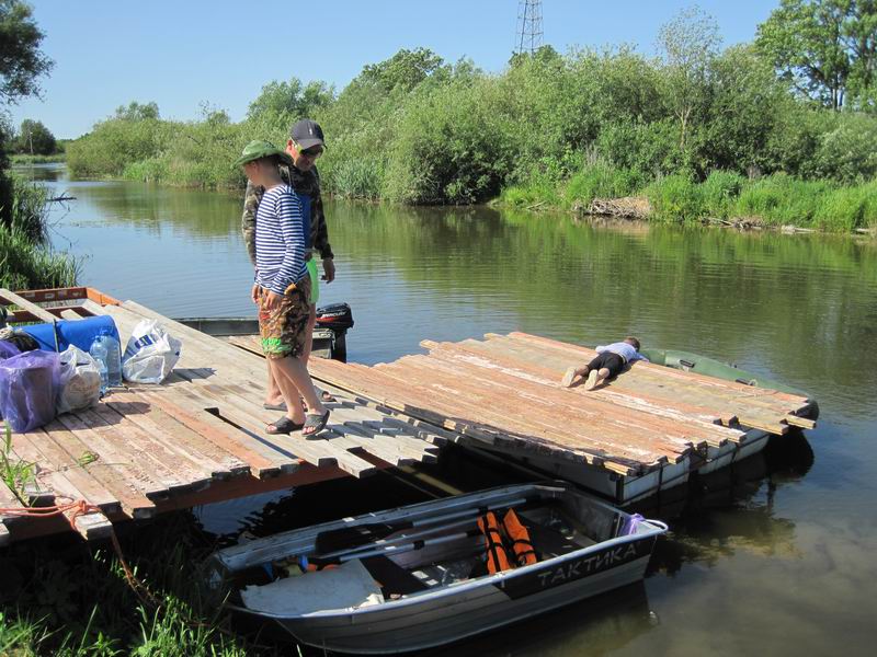Спускаем лодки на воду