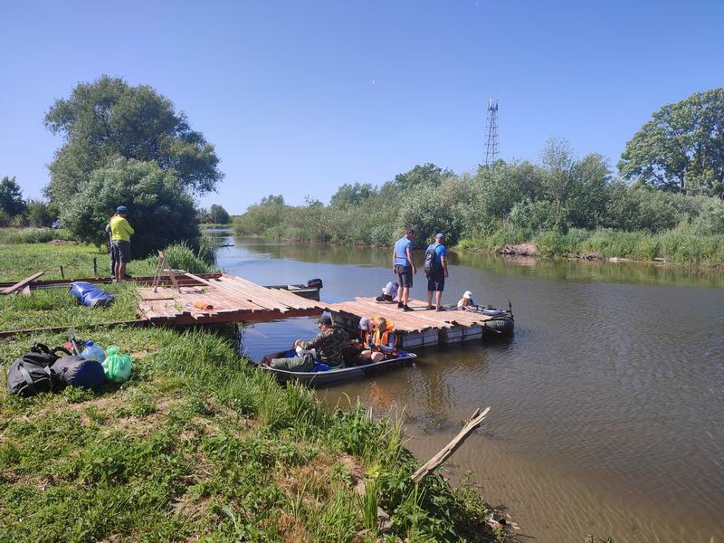Водная группа грузится в лодки с вещами и одним велосипедом