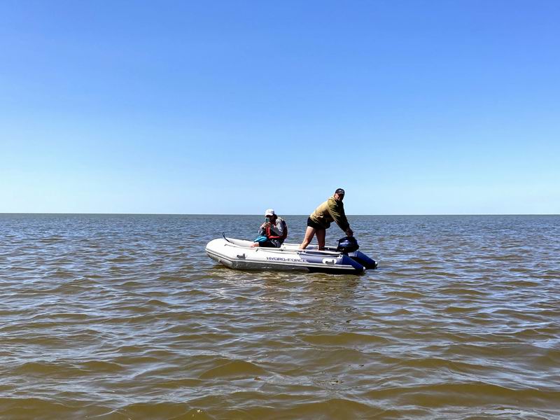 На помощь пришёл Борис Мошняга на моторной лодке