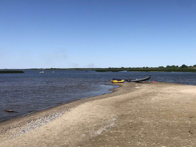 Байдарочная группа остановилась на песчаной отмели близ устья Матросовки