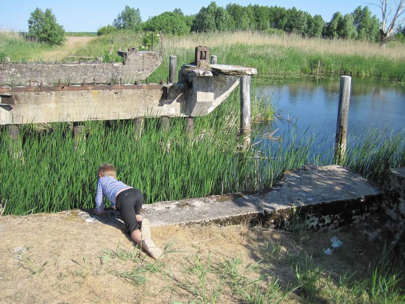 Остановка у разрушенного моста на реке Немонинке