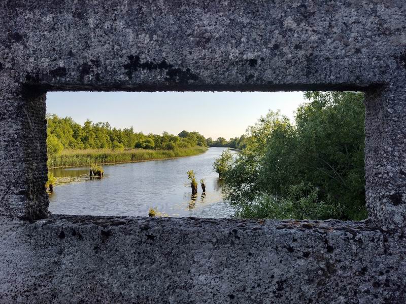 Вид на Немонин через отверстие в ограждении