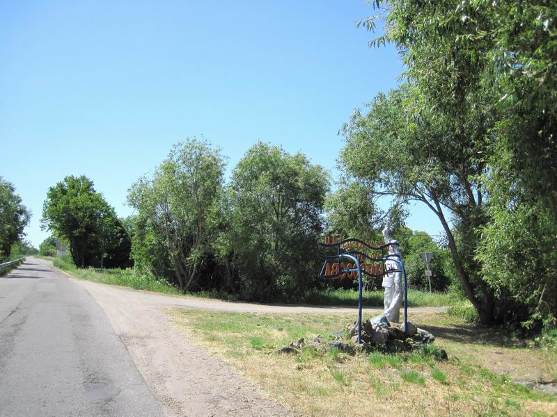 Проезжаем памятник рыбаку