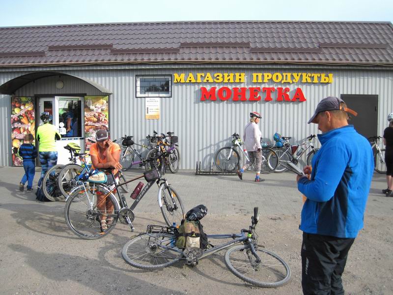 Остановка у магазина в Добром