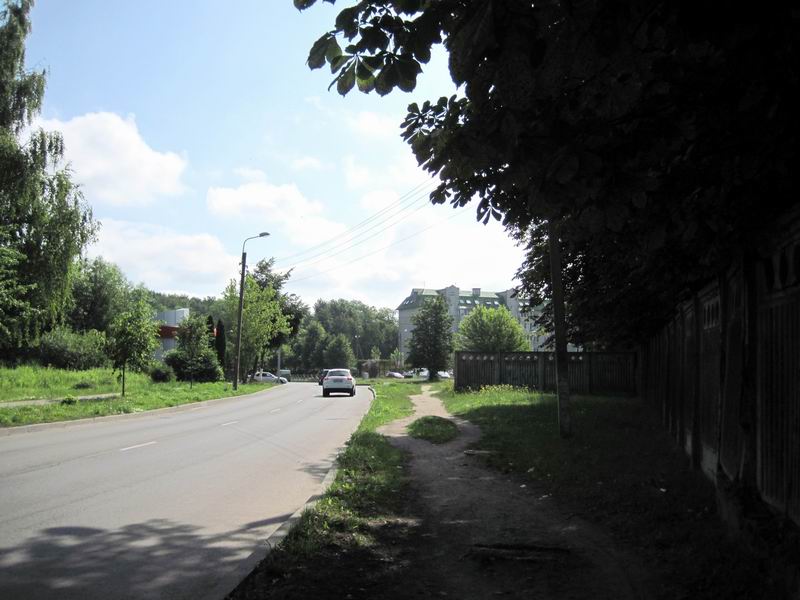 Едем по тротуару улицы Муромской