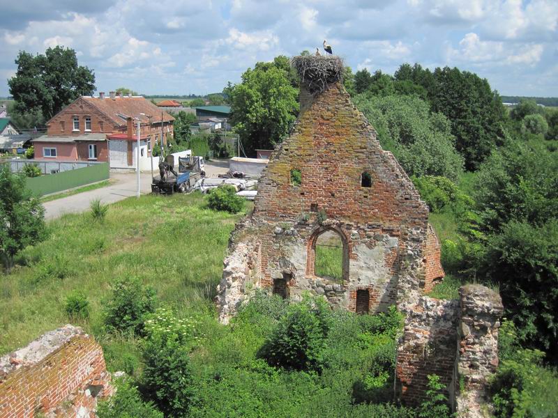 Вид на неф кирхи с колокольни. Аисты немного занервничали