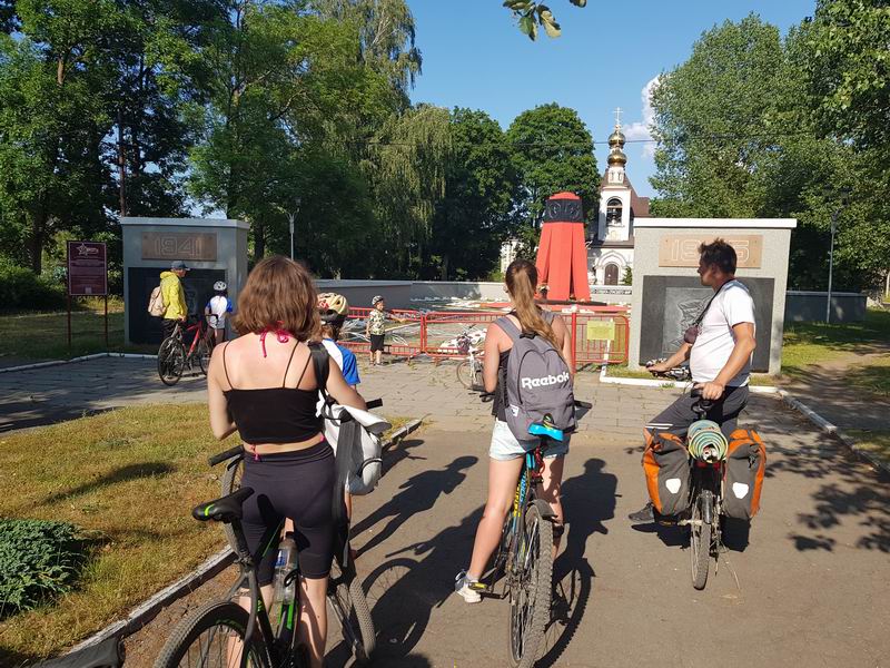 Остановка у братской могилы в Прибрежном