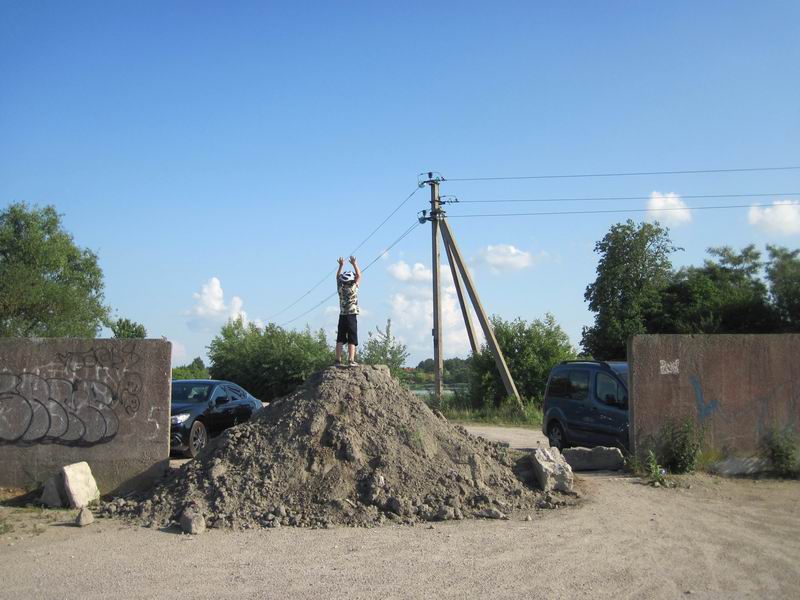Дамиан Мезенов показывает что надо ехать сюда