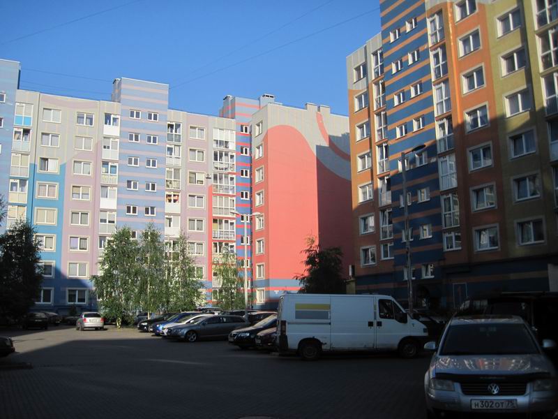 Едем через всякие спальные районы