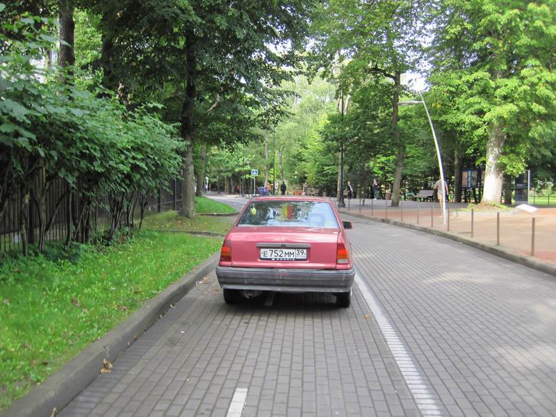 Мyдаk, припарковавшийся на велодорожке в Светлогорске