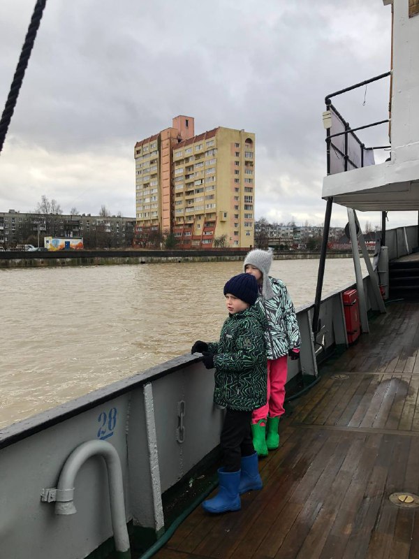 Из-за ветра вода из залива попадает в реку