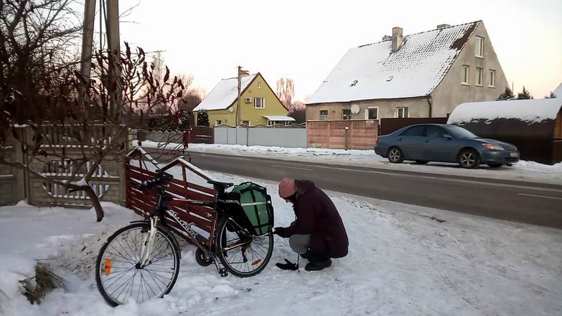 Из-за мороза у Романа упало давление в колёсах. Пришлось остановиться для подкачки