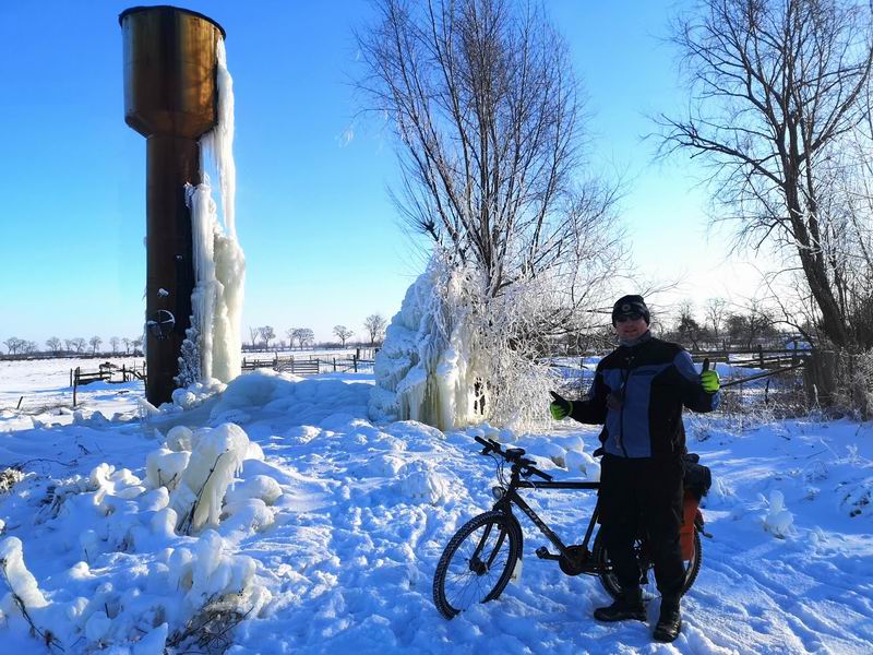 Сергей Мезенов на фоне водонапорной башни в Солонцах