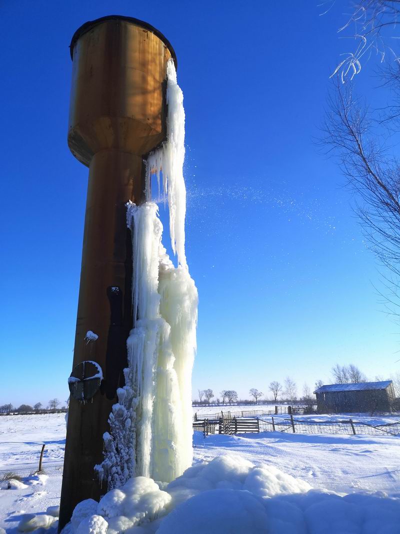 Вода течёт из башни