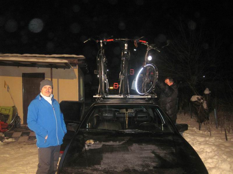 Загрузка велосипеда Сергея Мезенова в Низовье
