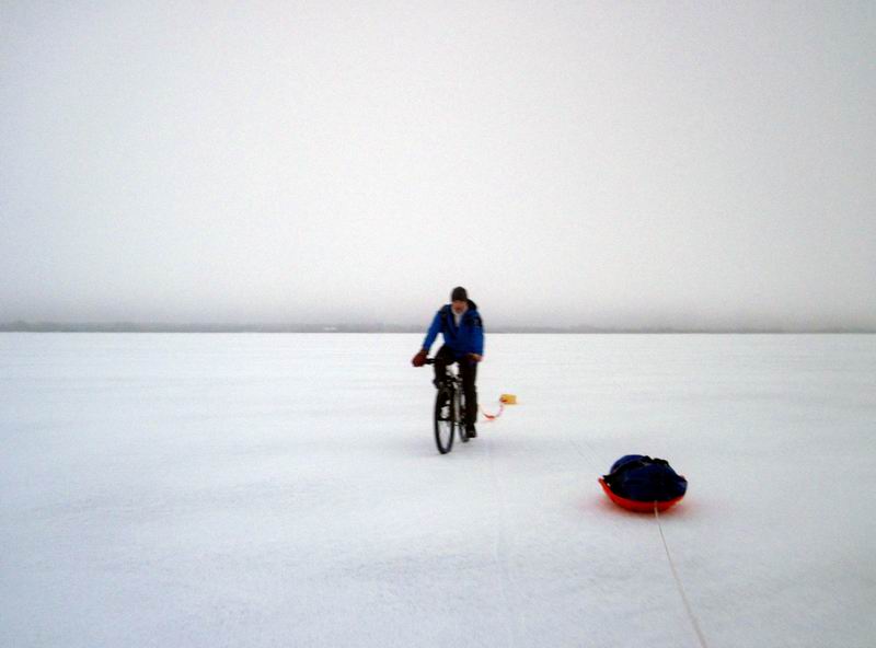 За велосипедом Сергея Мезенова на санках едет гермомешок с сухой одеждой и обувью, а Никита Никитин буксирует спасательный поплавок. Тоже на всякий случай