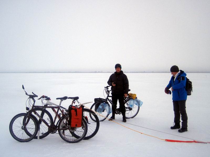Чайная остановка. Велосипеды припаркованы у столбика. Интересно, от куда такие столбики берутся на льду?