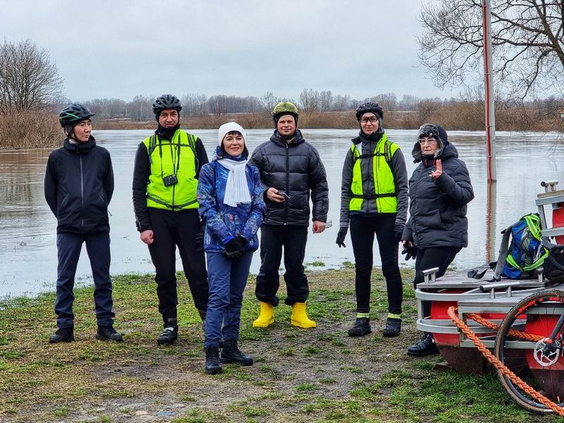 Общее фото на перекрестке двух рек.