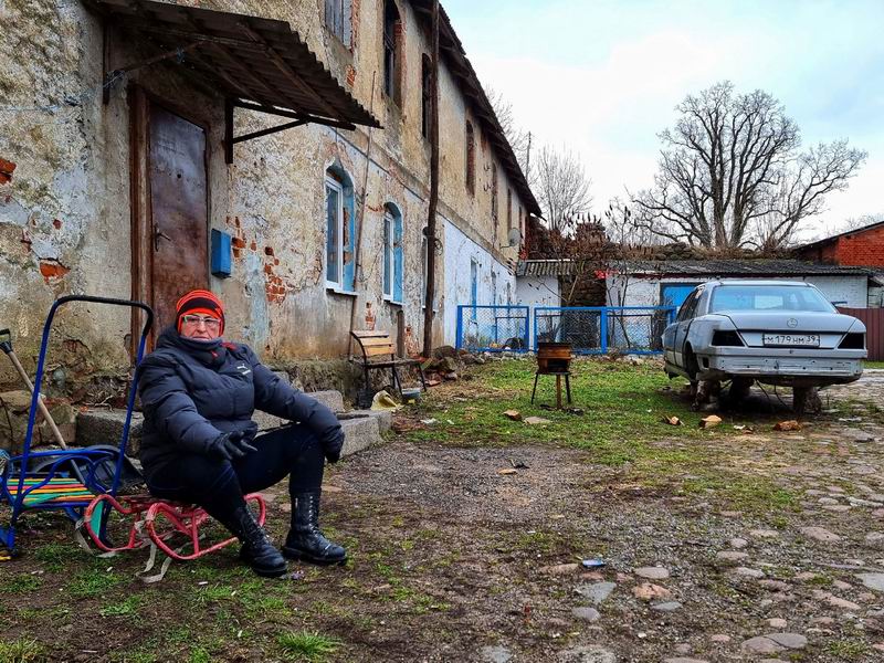 Маргарита отдыхает во дворе замка.