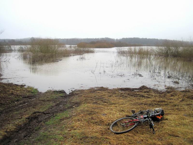 Приехали на первую поляну. Дорога уходит под воду