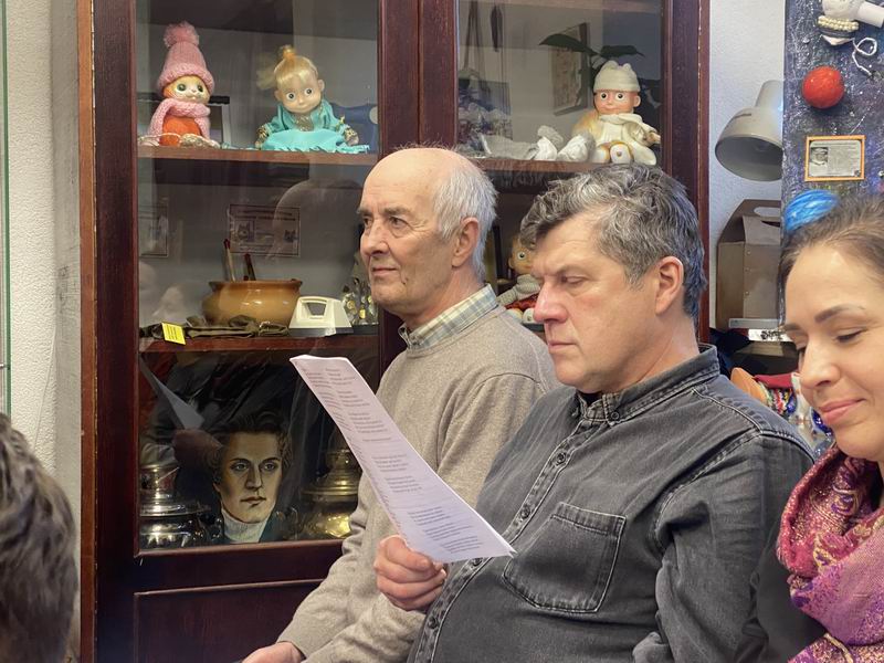 Повторяем слова песен