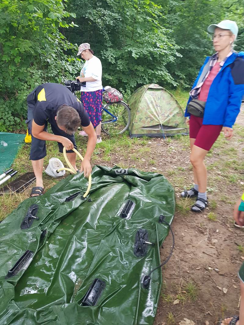 Пока взрослые спускают лодки